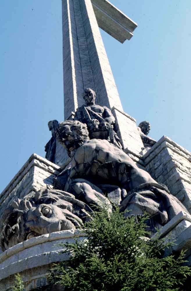 115 - Comunidad de Madrid - San Lorenzo del Escorial - Valle de Los Caidos - cruz y escultura - 1977